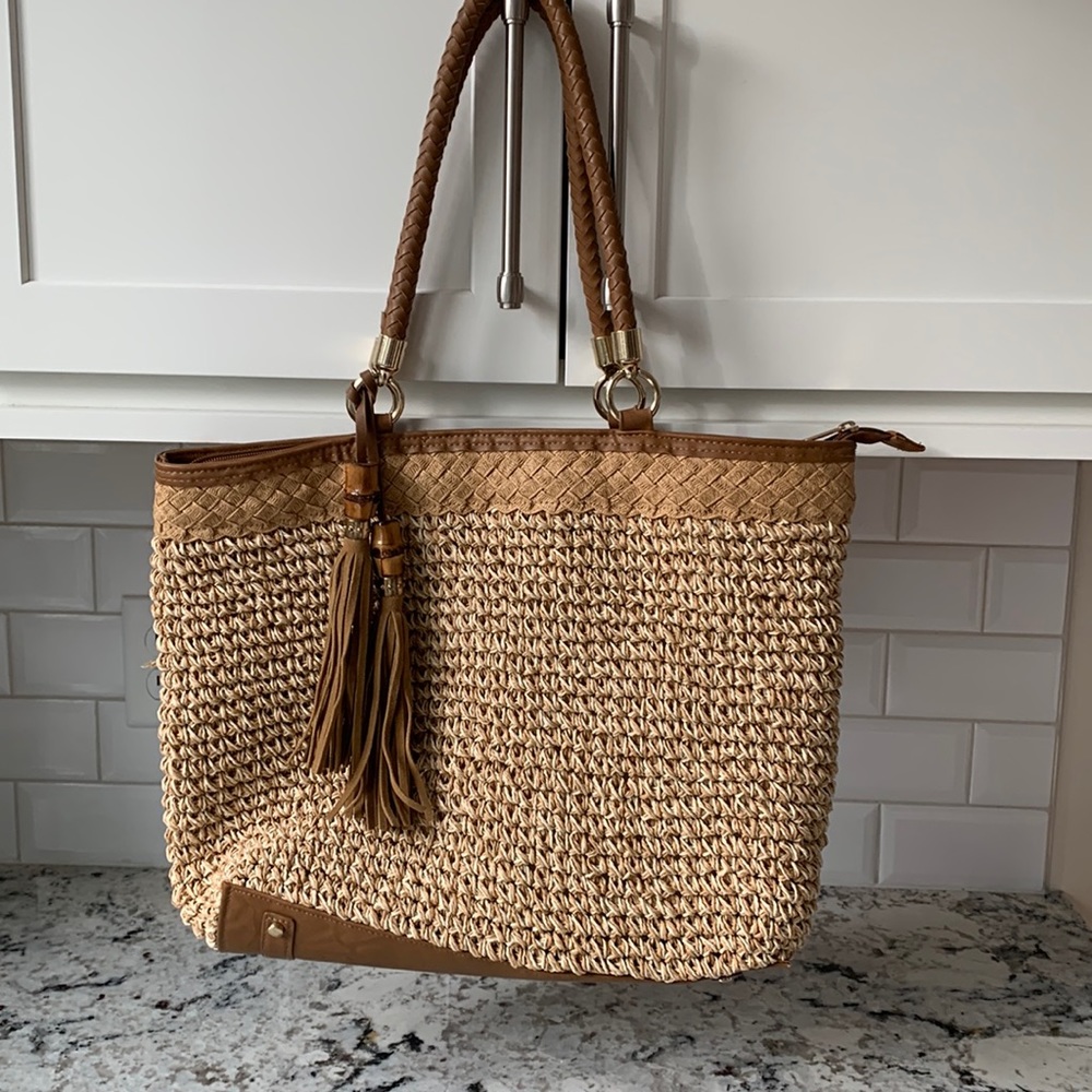 Woven summer bag with tassels.